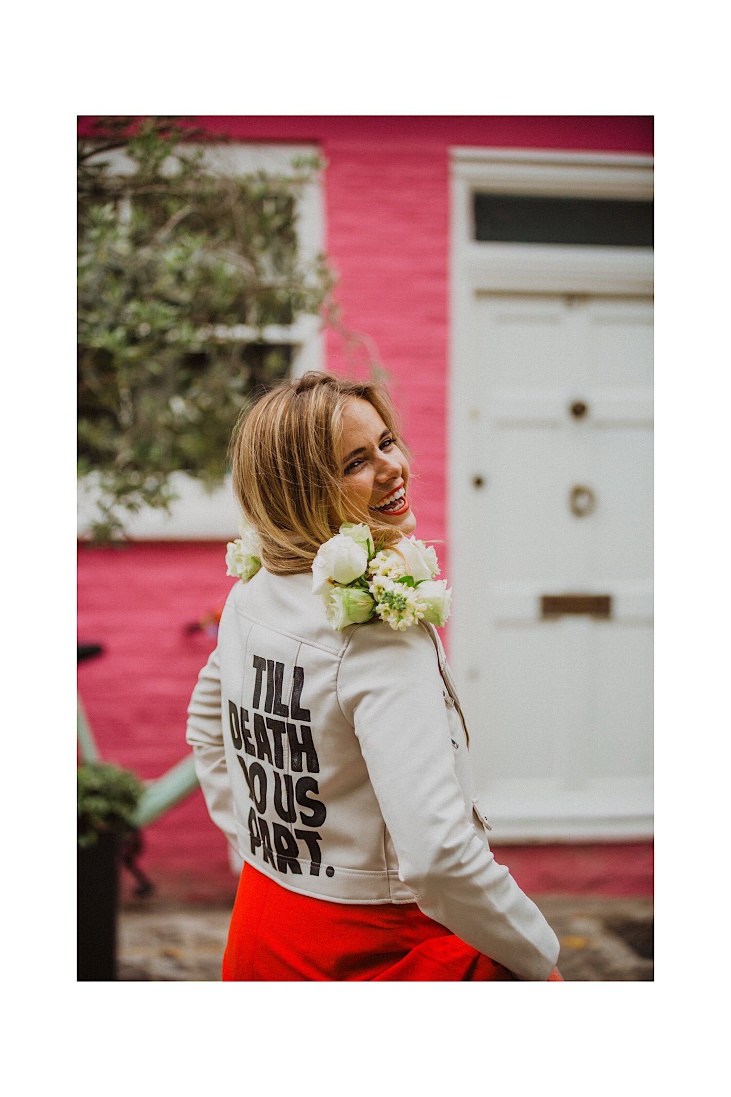 06_TWS-50_alternative_jacket_alt_do_cool_death_part_rock_red_flowers_city_epaulettes_customised_us_photography_no_dress_bride_roll_bouquet_wedding_leather_pink_newlyweds_til_colour.jpg