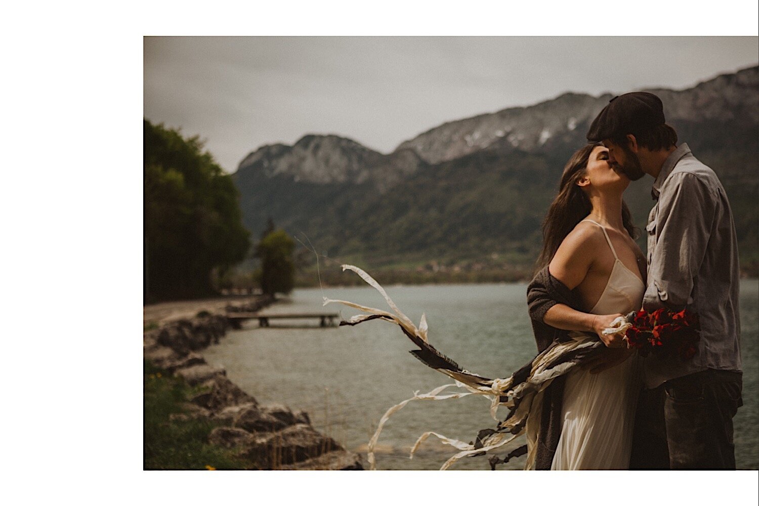 02_TWS-69_annecy_elope_french_alps_lake_roses_photography_intimate_flowers_elopment_wedding.jpg