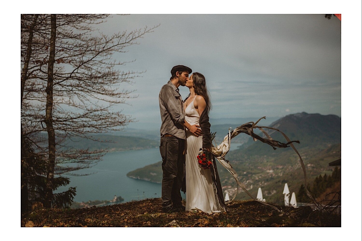 04_TWS-107_annecy_french_elope_alps_lake_couple_photography_intimate_flowers_elopment_wedding.jpg