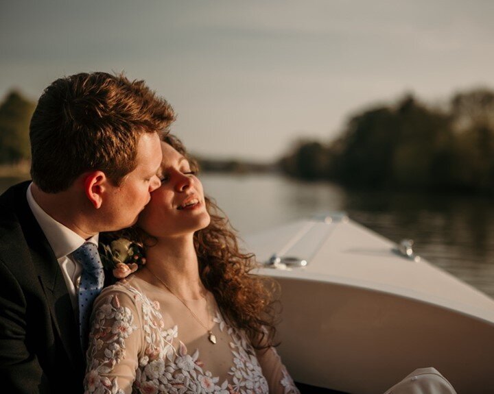 This shot wasn't set up for a styled shoot.. this happened. Just like this. I still cant believe I took this.⠀⠀⠀⠀⠀⠀⠀⠀⠀
⠀⠀⠀⠀⠀⠀⠀⠀⠀
The sun was setting on Temple Island on the Thames. After a few portraits, I ran over to the the chap who was ferrying gu