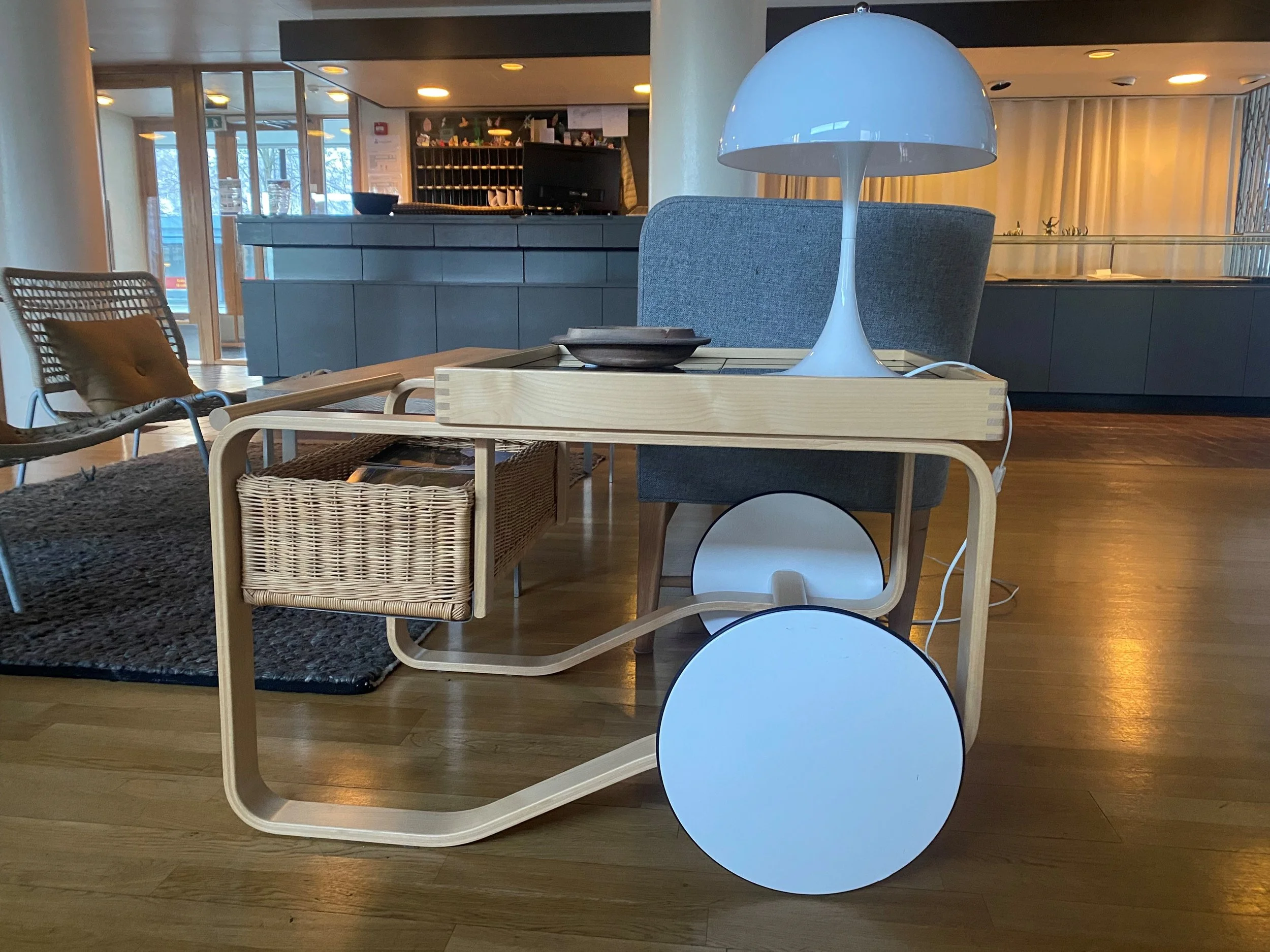 Alvar Alto tea trolley Lindstrøm Hotel 2.jpg