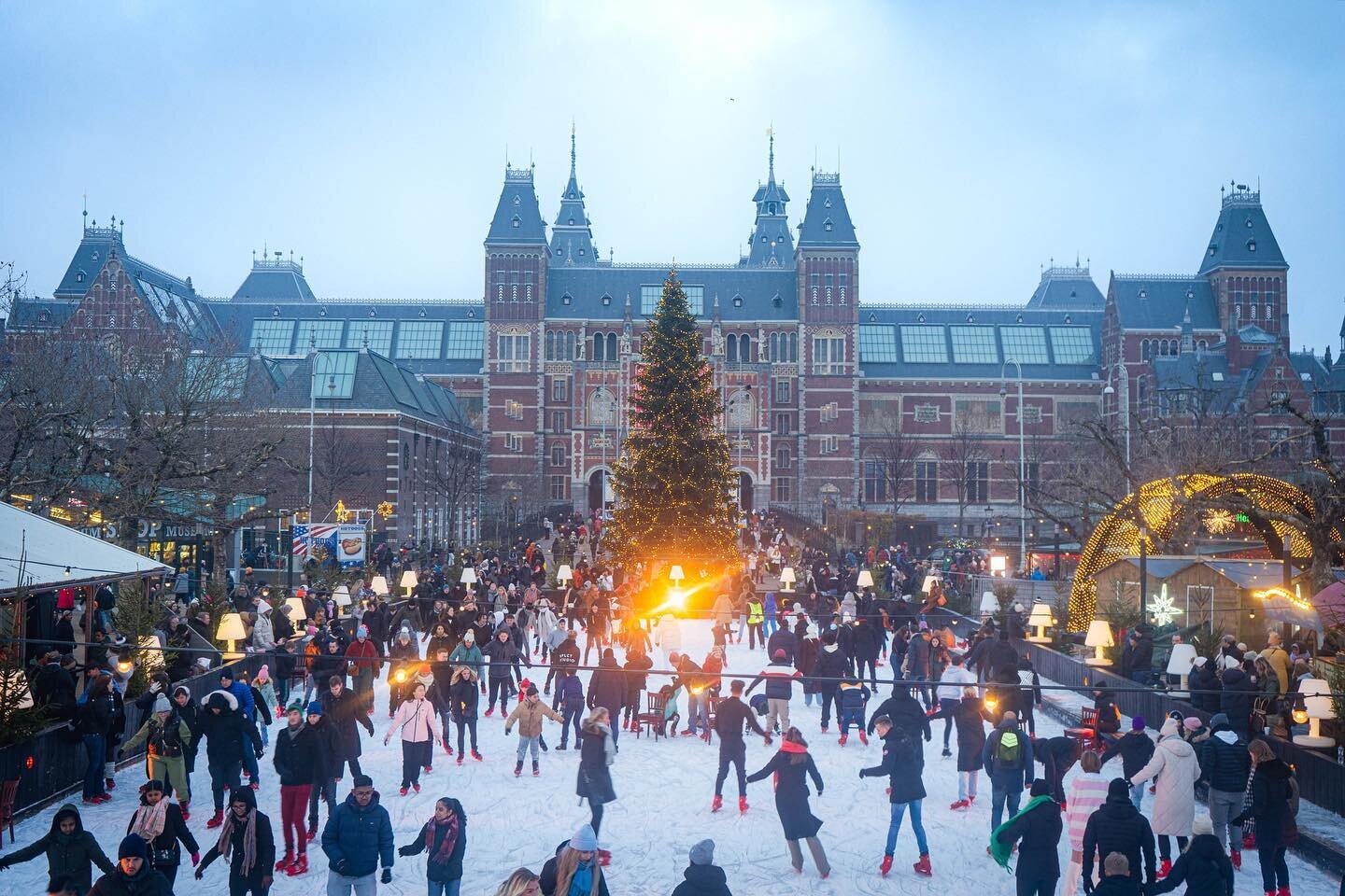 Festive vibes in the DAM✨⛄️🎄❄️
.
.
.
.
.
.
.
.
.
.
.
.
.
.
.
.
.
#rijksmuseum #amsterdamcity #christmastree #festivevibes #festivevibes✨ #amsterdamphotographer #amsterdamphotography #christmastime #weshootmirrorless #iceskate #sonyphoto #dutch_shoot