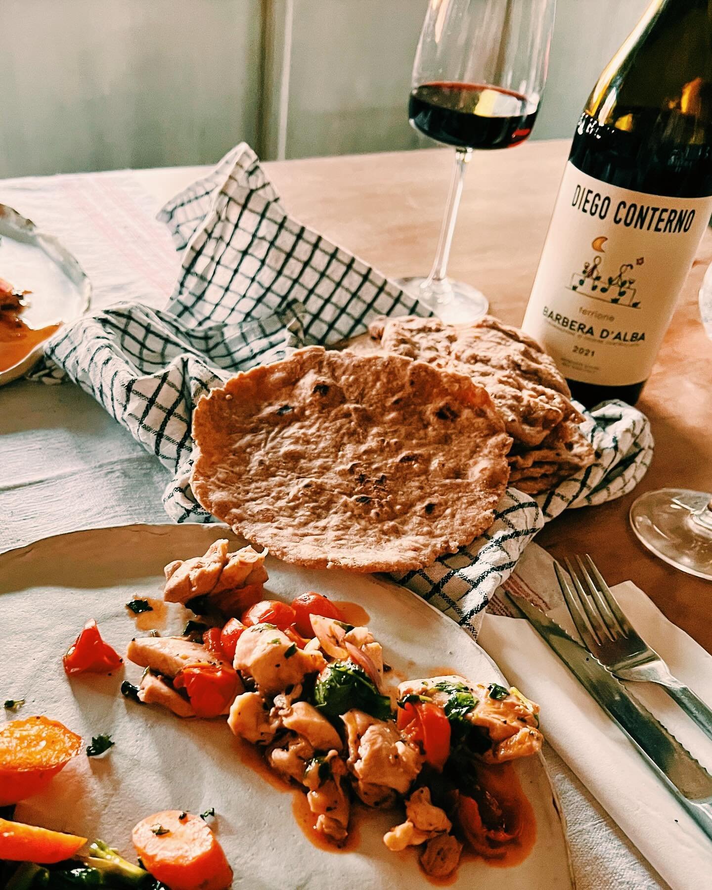 SATURDAY SUPPER

The summer like weather brought with it a yen for fresh, healthy flavors.

Chicken fajitas with homemade whole grain tortillas, served with carrots and Brussels sprout flowers and the perfect wine pairing, @diegoconterno 2021 Barbera