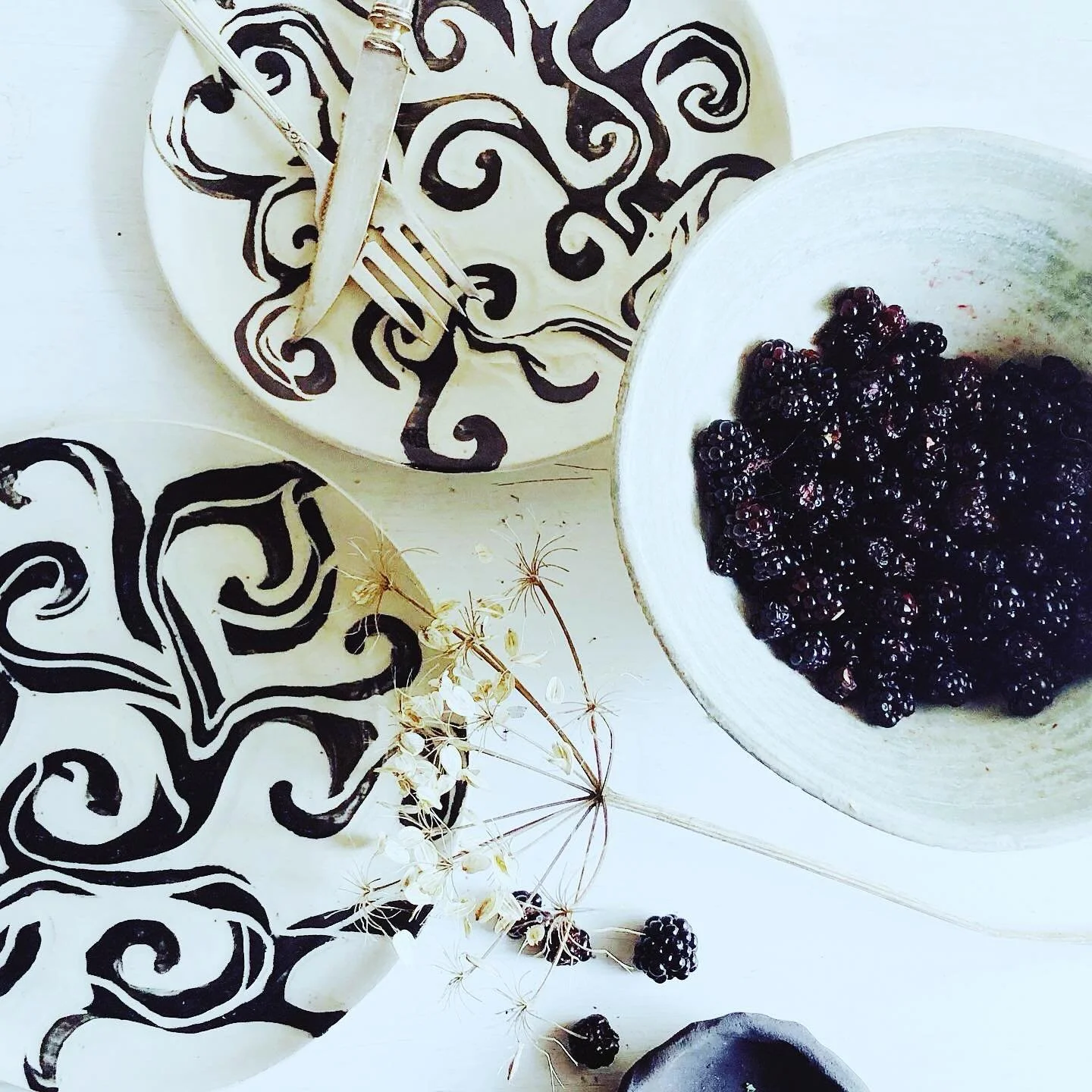 🤍🖤

#plates #platespotter #glazelove #stonewareclay #lifestyle #stonewareplates #stylefiles #femaleartists #potteryhead #potterydesign #makersmindset #studiotime #digdeeper #wedgingclay #blackandwhiteceramics