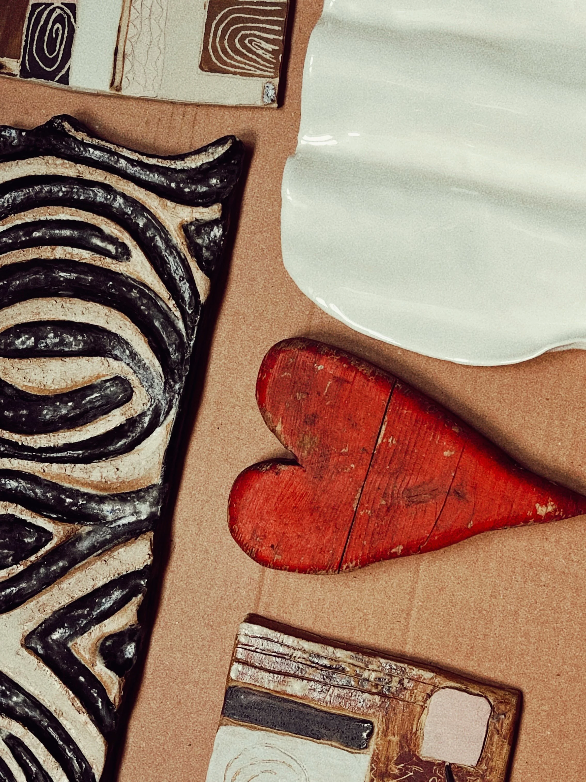 On my table at the moment

Porcelain, stoneware, collage, wood 

#artistsofig #stonewareart #porcelainsculpture #mixedmediaartwork #carvedwood