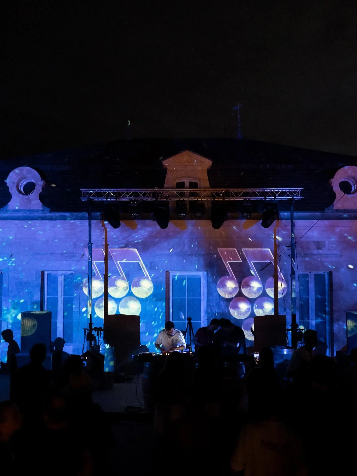 L&rsquo;ensemble de l&rsquo;&eacute;quipe Ch&acirc;teau Trianon &amp; Vendanges Nocturnes vous remercie d&rsquo;avoir particip&eacute; &agrave; notre premi&egrave;re &eacute;dition! 
Prochaine &eacute;tape les vendanges, les vraies cette fois! 

A l&