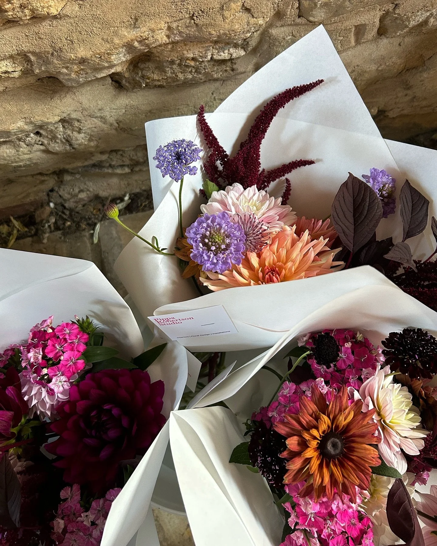 Blooms for @cafeoakgeddo this week ~ giving all the september colour 🍂🌸🍯🧣