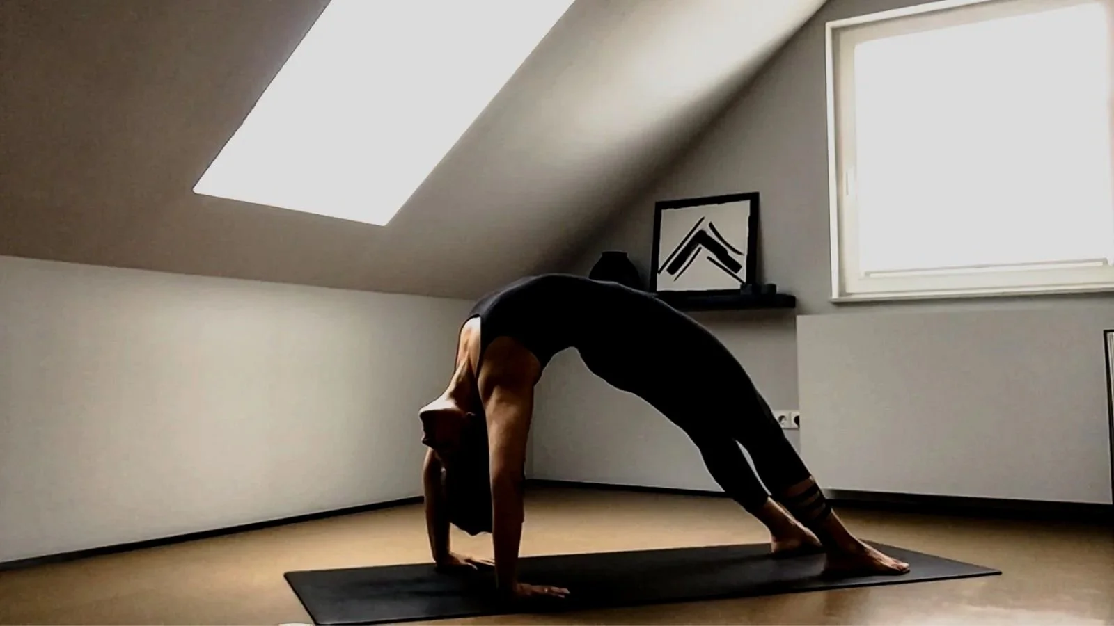 Indra Leibig Yoga Wheel pose Yoga Pilates für Frauen.jpg