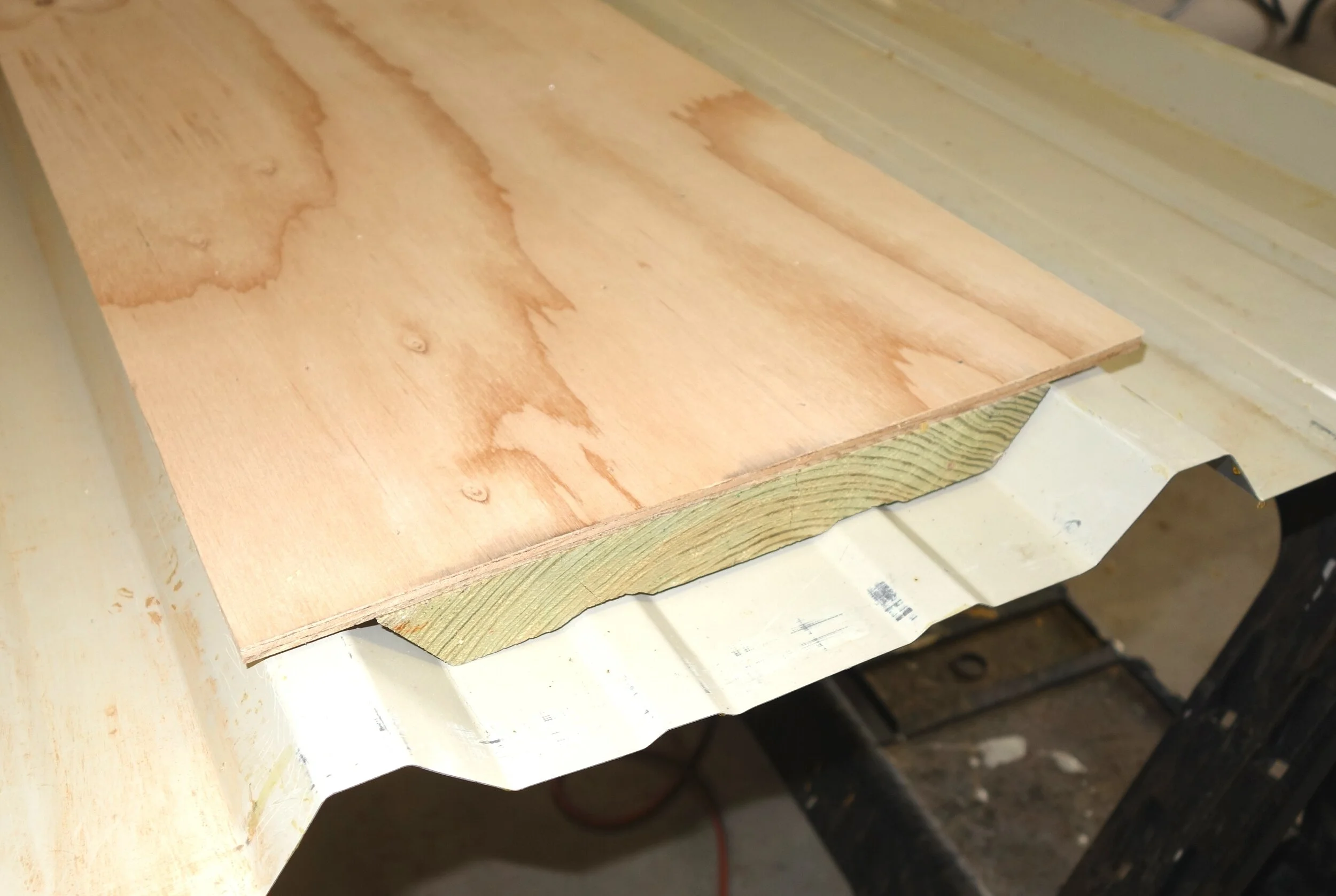 R-0111  R-panel filler, OML, Vertical