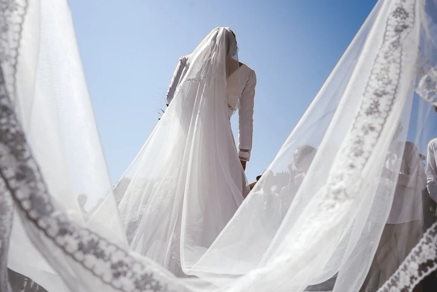 Un grand voile et une belle voiture pour ce preview d'un mariage avec vue sur le Mont Saint Michel ! 

#voile #mariage #montsaintmichel #wedding #weddingdress #bluesky #cars #sunny #summer #dress #photographemariage #photographemariagebretagne #photo