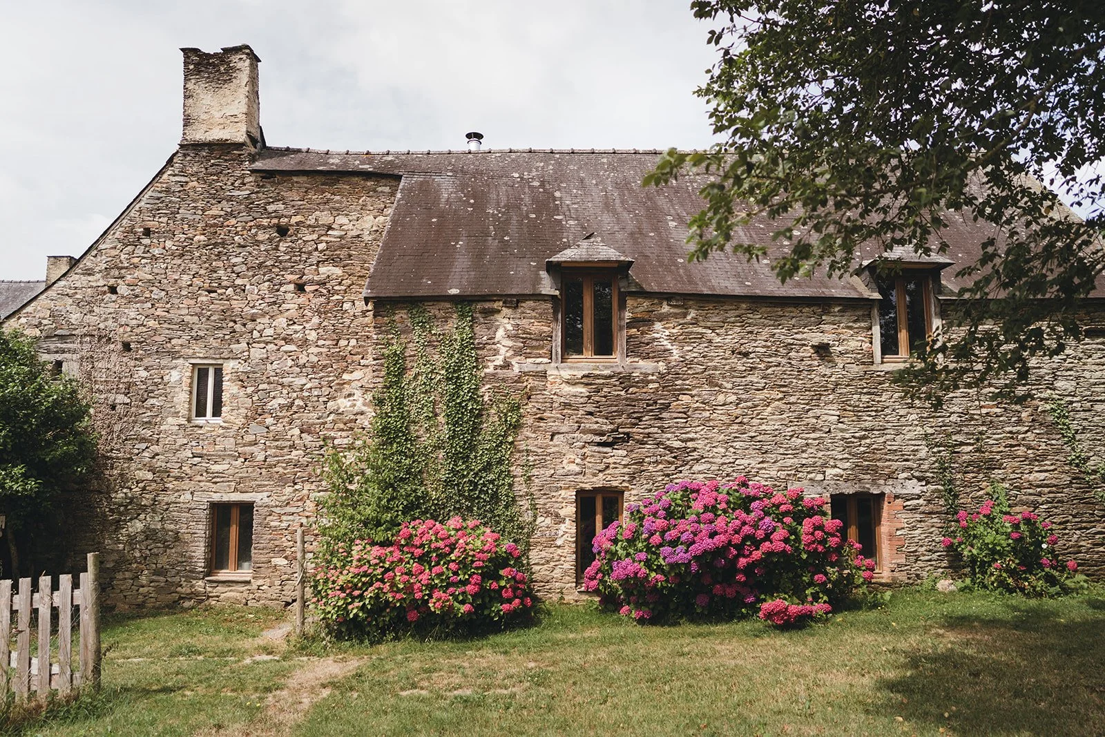 Céline et Axelle - Cérémonie laïque Manoir de la Fresnaye-3.jpg