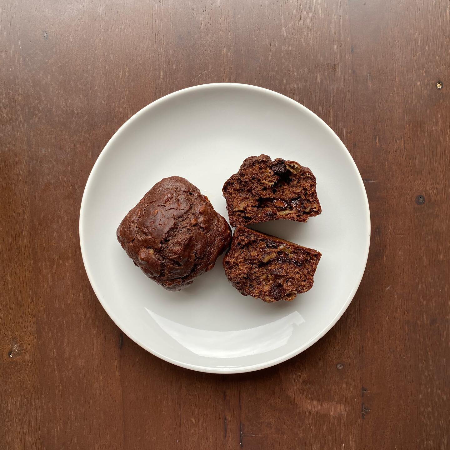 🚨Double post alert🚨 &amp; sooOoOoo worth it. 
.
&bull; banana chocolate hummus muffins &bull;
.
You heard me. Hummus. 
.
1. Preheat oven to 425&deg;. 
2. Combine 1 cup whole wheat flour, 1 tsp each baking powder and baking soda, 1/2 tsp each cinnam