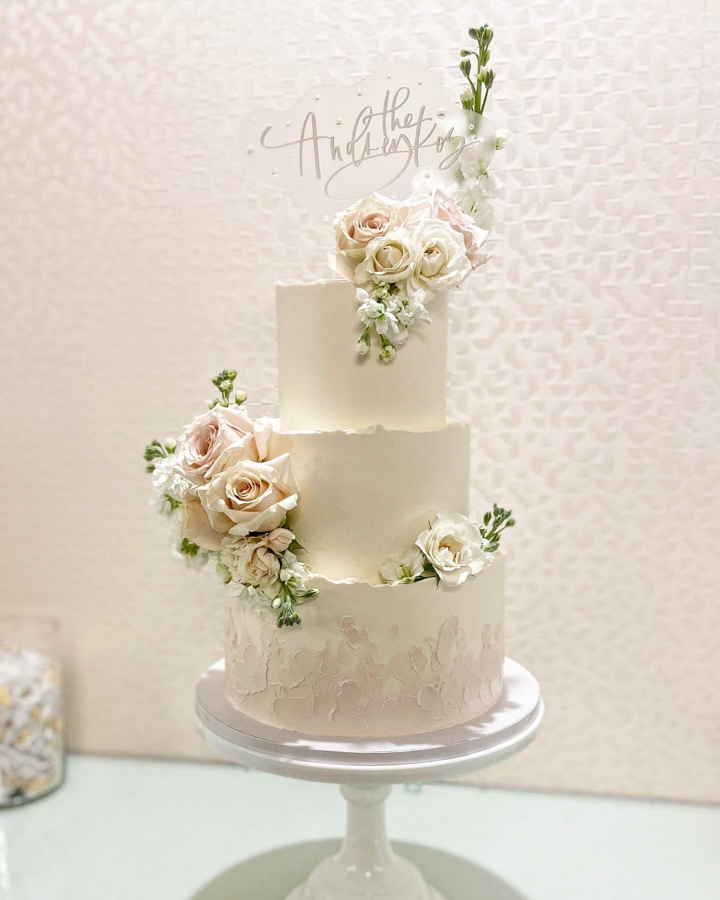 Modern, elegant and timeless is what we strive to create in every cake design 🤍

We really enjoy arranging the florals on your cake for your wedding day.  It's one of our favorite things to do and helps to incorporate your flowers into the overall d