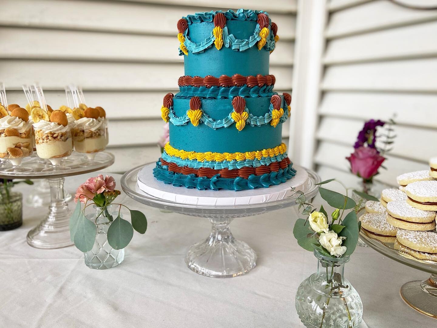 Small dessert table with jewel toned lambeth style piped wedding cake!

Really enjoyed bringing this vintage beauty to life for a wonderful couple 💛

Peacock teal has been a really popular wedding cake color this year and I'm here for it!