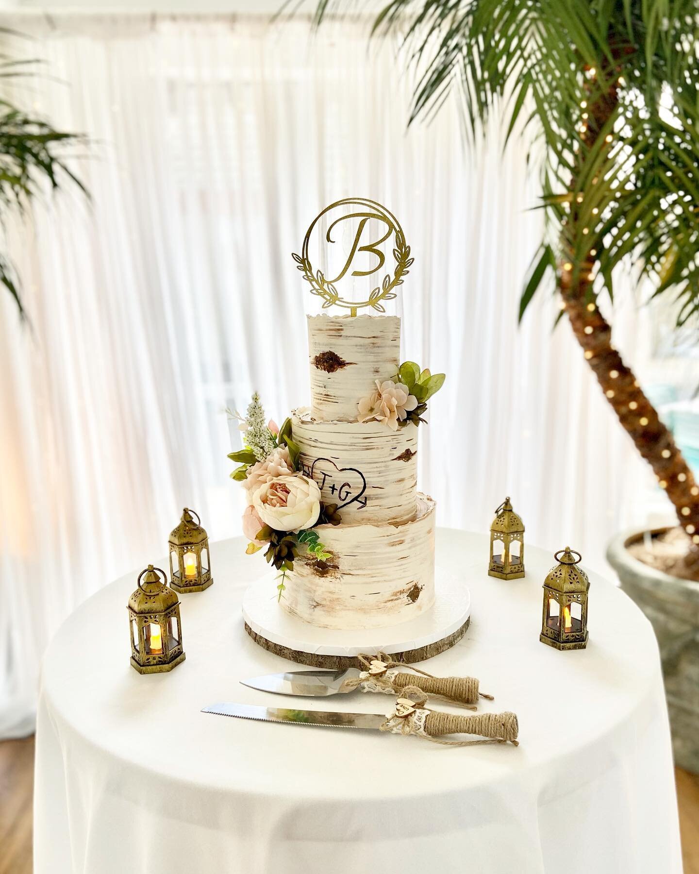 Birch Tree Style Wedding Cake from a wedding in Ocean Isle at @theislesbeachclub

I'm always looking to keep perfecting this style of cake and strive to make it look as realistic as possible.

Congratulations to all my fall couples! ❤️