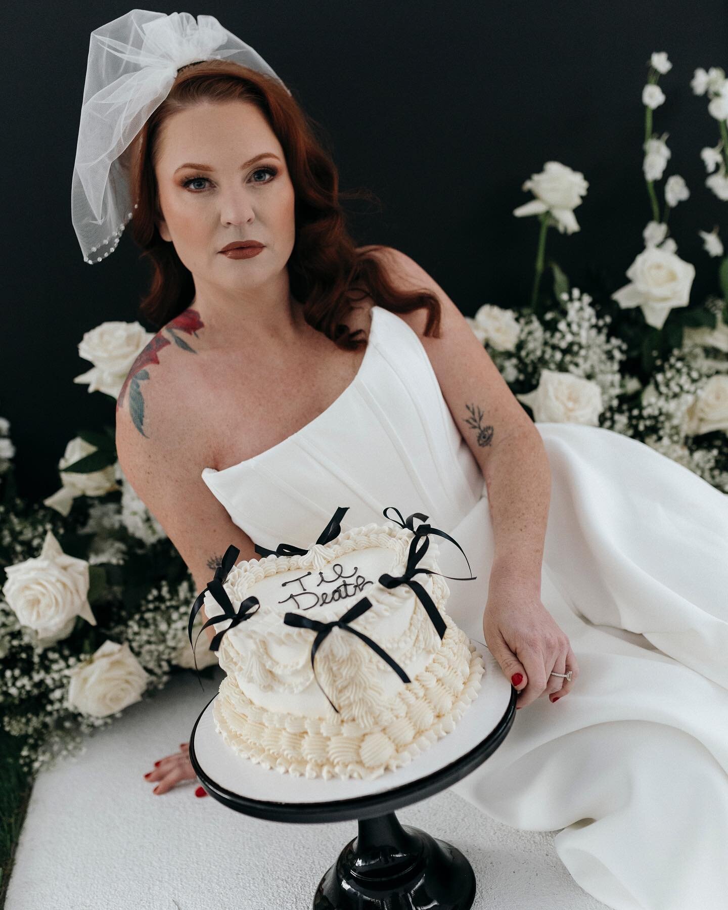🖤I'm all here for the vintage heart cake trend!! 🖤

Love the Hollywood Glam meets Rock n' Roll Bride photo shoot that we had the pleasure of being apart of a few weeks ago!

If you are looking for an intimate wedding venue that has vintage charm, I