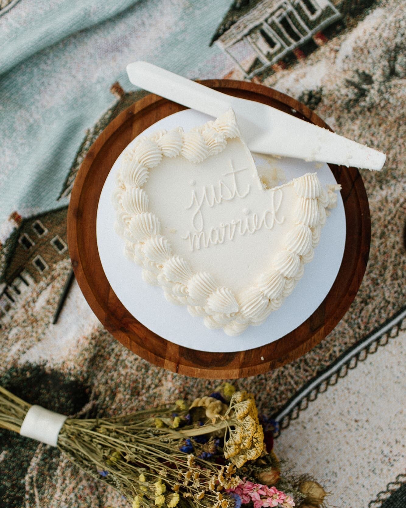 🤍Here for all your vintage heart cake dreams 🤍

📸: @colettevanhooftphoto 

Private small wedding on Bald Head Island last year with all the love!