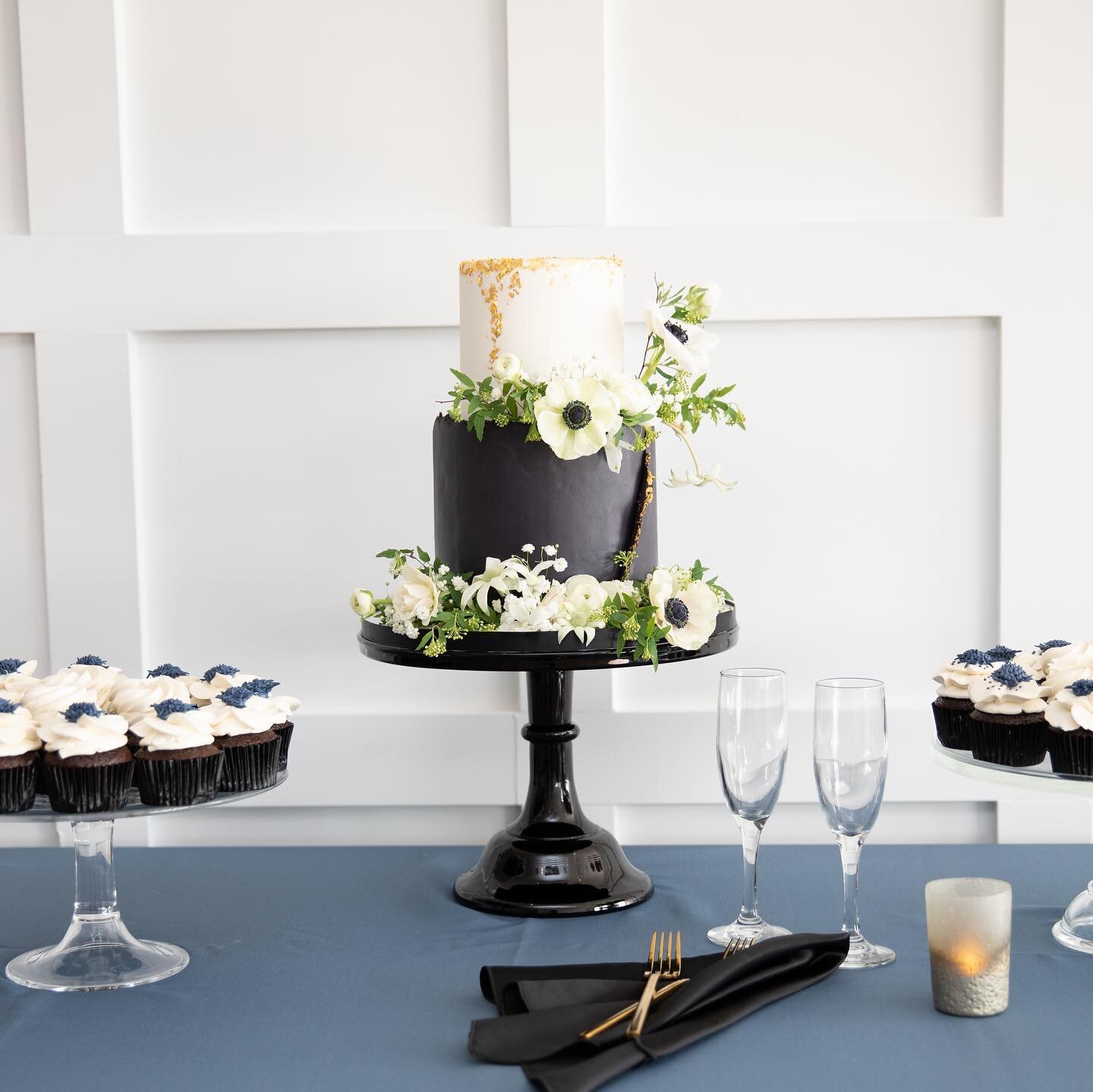 Thank you for inviting us to be involved in the Sip and Sea at Oceanic!  Enjoyed bringing this moody dark navy cake to life along with the handpiped anemone cupcakes.

Everything was lovely and came together beautifully!  Special thanks to @serendipi
