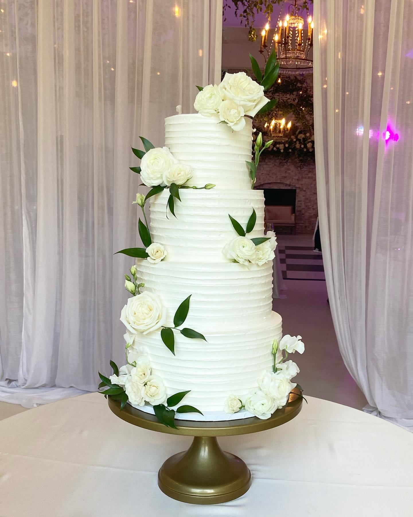 ✨🍰 Love is sweet, and so is this stunning buttercream wedding cake! 🌸💍 Indulge in layers of moist cake and creamy frosting, beautifully decorated with elegance and love. A delicious centerpiece for your special day! 

#WeddingCake #ButtercreamLove