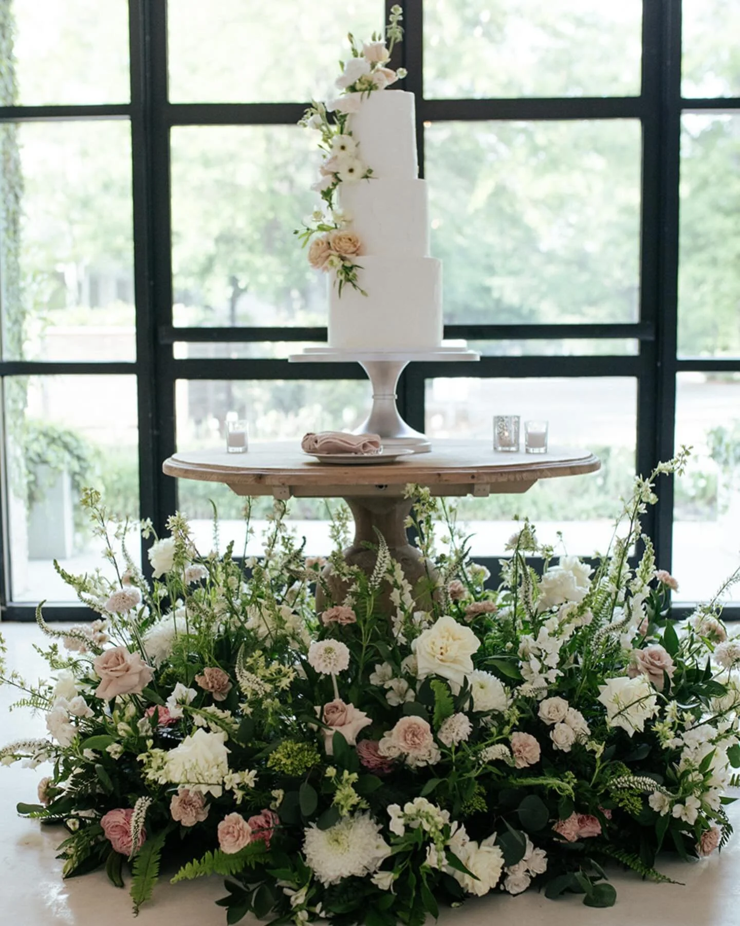 As much as I love creating sugar flowers, I will always be a fan of incorporating fresh flowers into your wedding cake design.

Fresh flowers are not only naturally beautiful, but they help to make your cake design more cohesive with your overall wed