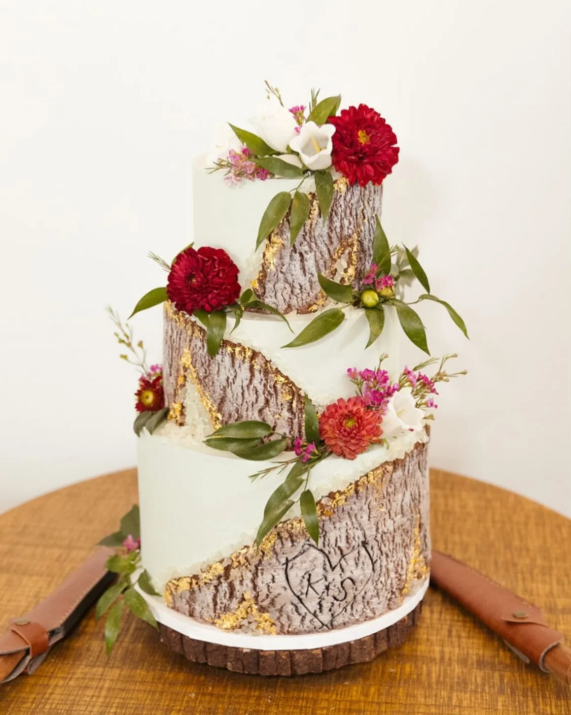 🍂🍁🍃 We really enjoy bringing your wildest cake visions to life and incorporating all the details into the overall design.  Kayla and Sean wanted to see a mixture of natural elements incorporated into the cake design while still being elegant for a