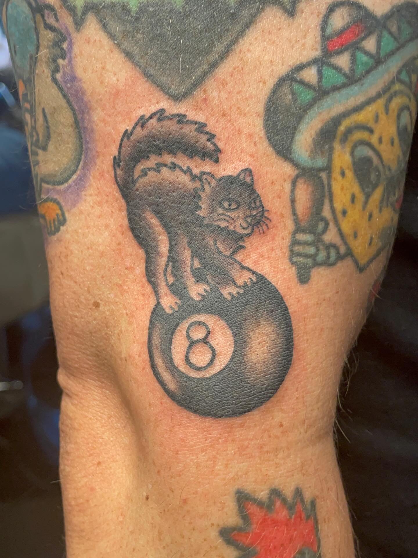 Traditional 8 ball kitty gap filler, sits in the spot perfect and looks dope with the rest of his trad pieces! Was sick to do and and had a blast as always, love trad so much and always want to do more of it🤗 Still have a few spots in September and 