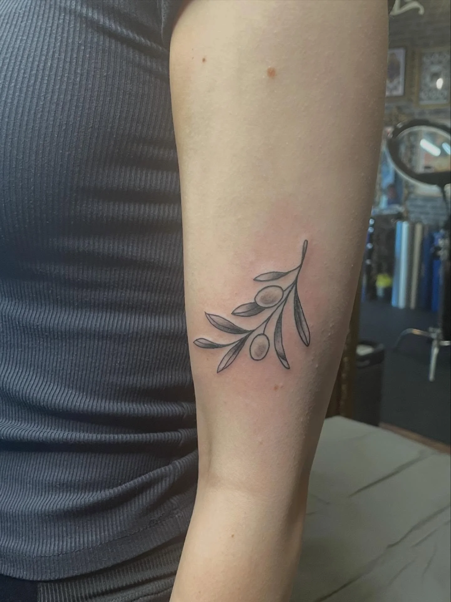 Cute lil olive branch I did some time ago , still working through all the back logged photos so the last slide is actually a healed shot I got of it awhile after 💕 Booking September and October DM or Email to book/inquire🤗  #blackandgreytattoo #sma