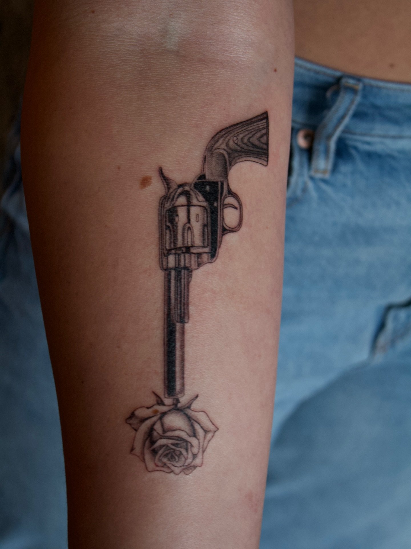 This was a tricky one but I think it came out great for the size. Thanks Olivia! 

#inkbyjimbo #loversperiltattoo #stratfordontario #colttattoo #westerntattoo