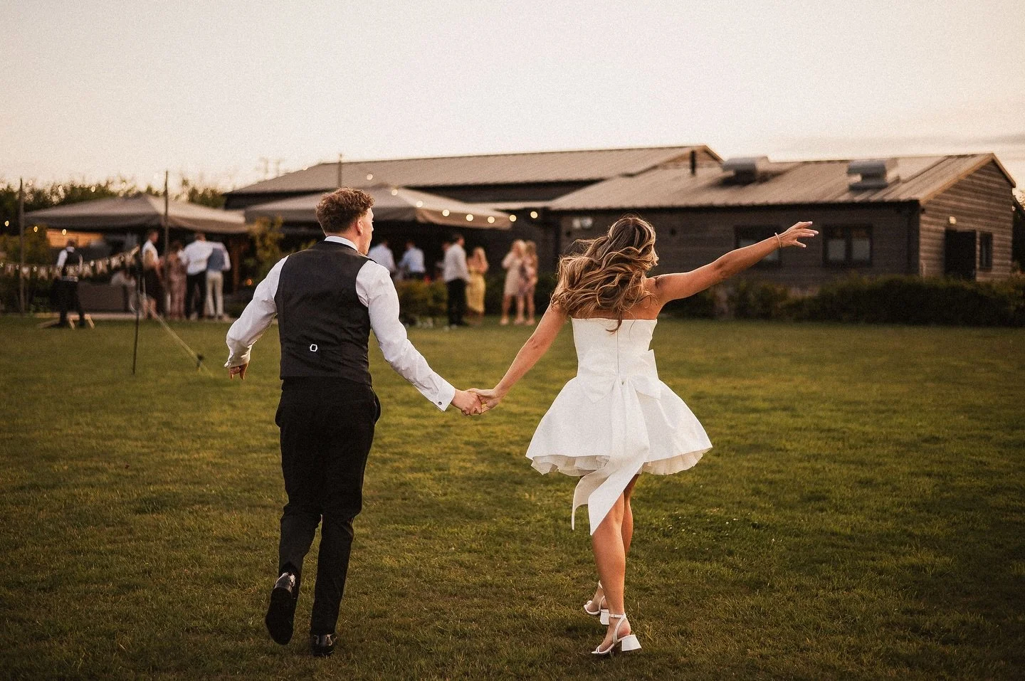 Who&rsquo;s up for more of Tash &amp; Charlie&rsquo;s wedding this Monday morning? Thought so. Marshmallows, hula hoops, an England win, and Dad&rsquo;s wig (swipe for that one 😂) These two and their guests had the best time.
.
Venue @strettonmanorb