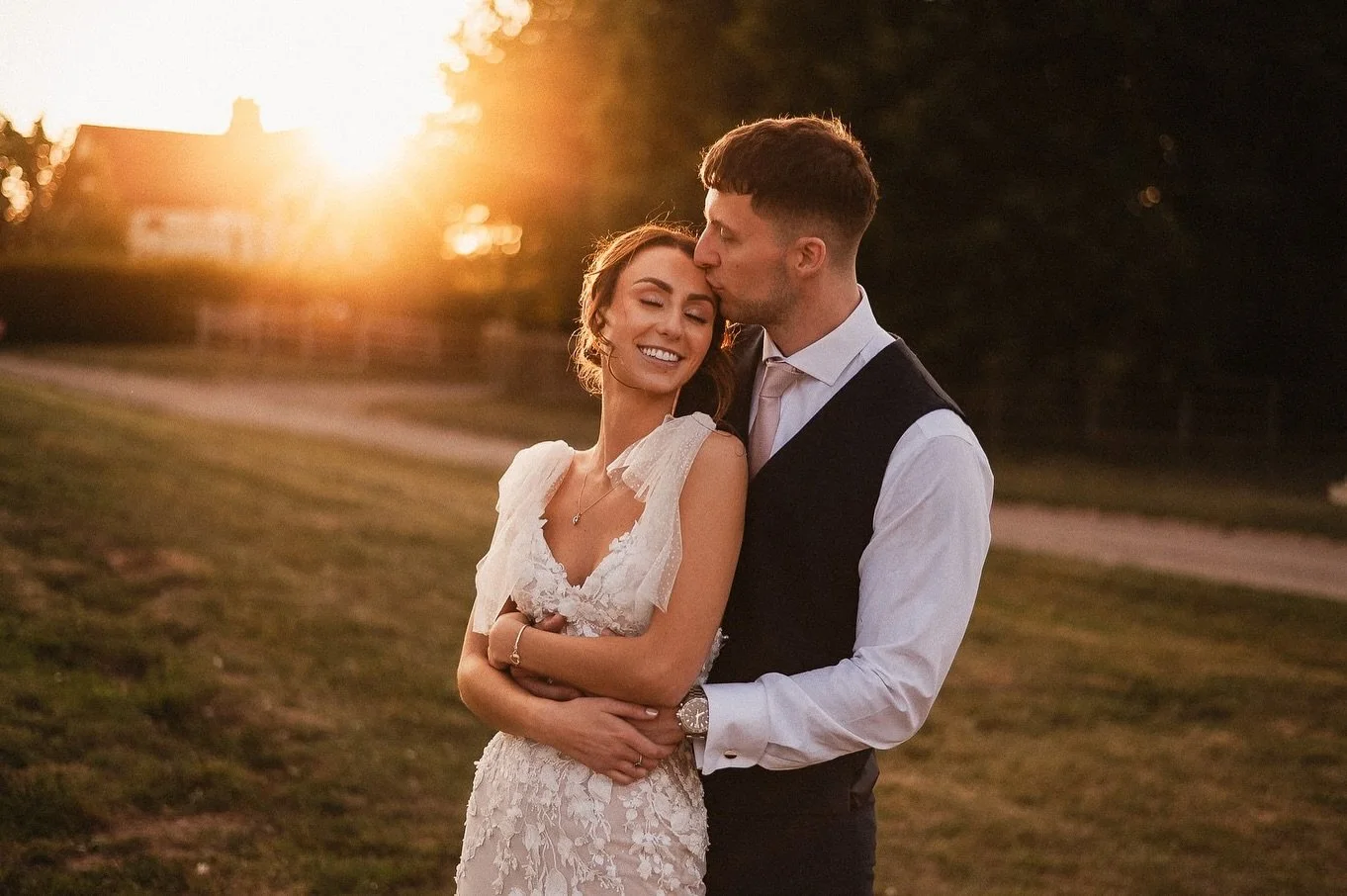 Finally getting round to sharing a bit of Emily &amp; Simon&rsquo;s day from Inkersall Grange Farm a couple of weeks ago. Golden hour showed up right on cue for these two 👌🏻
.
Venue @inkersallgrangefarm @wonderlandweddingvenues 
Flowers @elleflower