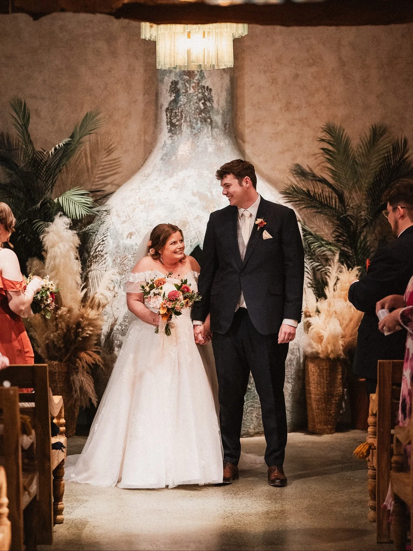 Erin &amp; Josh&rsquo;s gallery is on its way out tonight, so let&rsquo;s all celebrate with some action from their wedding at Runa Farm!
.
Videographer - @jolly.good.wedding.films 
Hair and make up - @mubyleigh @teammubyleigh
Cake - @sherbertmoonwed