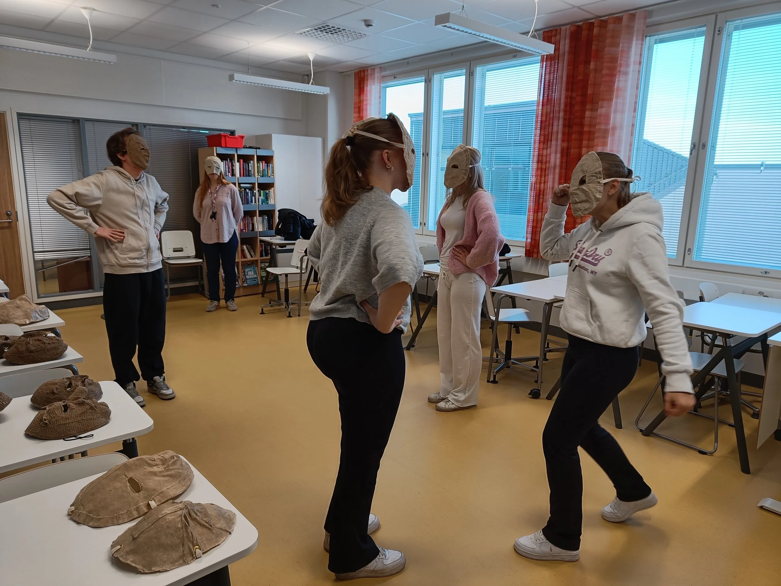 Taiteen uudet kontekstit YAMK-tutkinnon opinnäytetyöhanke: tunnetaitoteemaiset naamioteatteri- ja liikeilmaisutyöpajat tunne-kehoyhteyden tukena