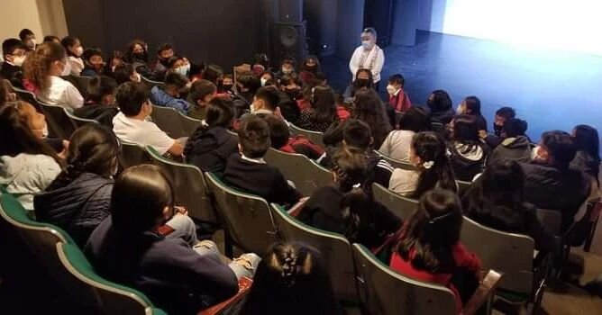 El d&iacute;a de ayer, 15 de junio, celebrando el d&iacute;a del ni&ntilde;o (1 de junio), junto a los alumnos de la Escuela Gabriela Mistral - Cuenca y el @consuladohonorariochilecuenca 
Compartimos las series de televisi&oacute;n chilena, Pichint&u