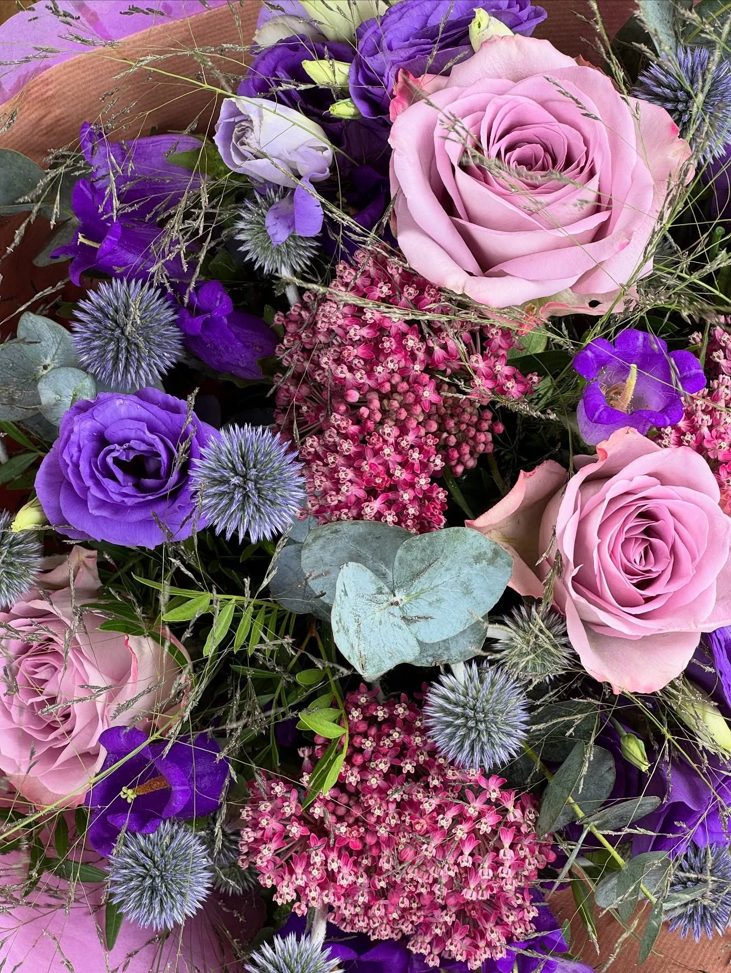 Hello! Did you have a nice summer?! 🌞 

We are BACK with a BANG 💥 and now open 7 beautiful days a week for all your fabulous floral needs. Come see us! 💜

Happy September everyone 🤸&zwj;♂️🍁 ✨ 🌅

#autumn #autumnflorals #autumflowers #septembersu