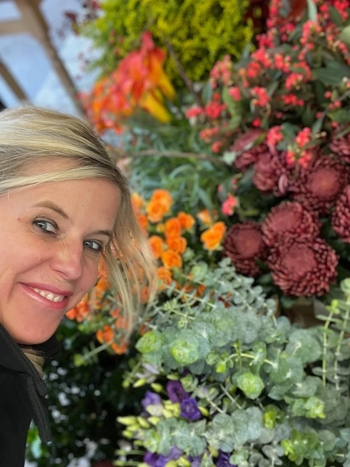 Hello from your friendly local florist 👋🏼
It’s a joy to be surrounded by golden leaves, crisp air, and armfuls of seasonal blooms, all whilst overlooking beautiful Barnes pond 🦆 
Creating whimsical autumn arrangements bursting with colour,