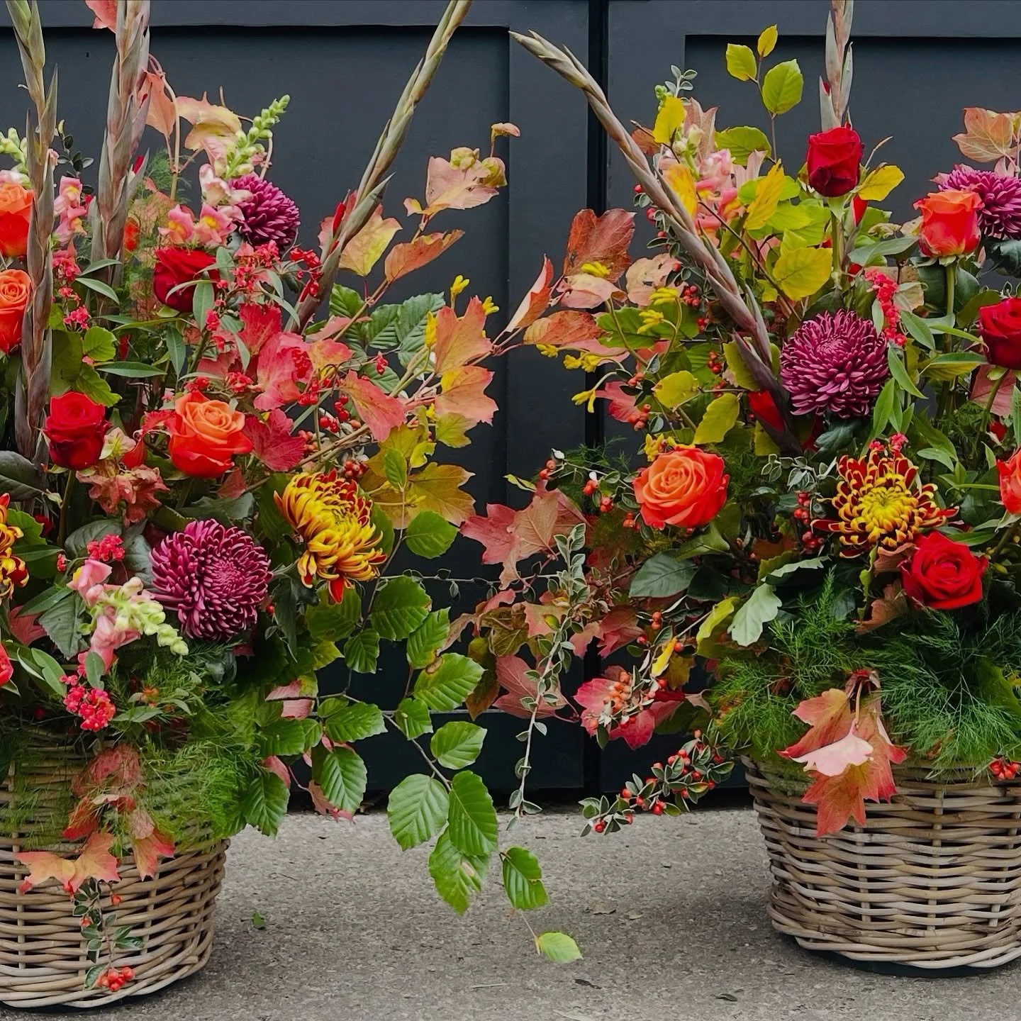 Autumn’s here in full colour 🌈 
Golden leaves, deep burgundy blooms, and soft blush petals. Warm, wild, and a little bit romantic 🍁 
Every luxurious arrangement we carefully make celebrates the season’s magic, each one hand made with