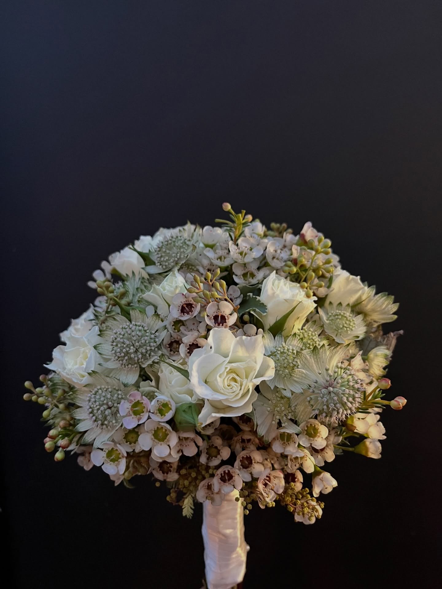 A magical winter bouquet to make wedding dreams come true 🧚&zwj;♂️❄️ 

We hope you're enjoying the festive season and all its fun. Our shop is bursting with stunning winter flowers in icy whites, ruby reds, golden hues, and lush greens, ready to add