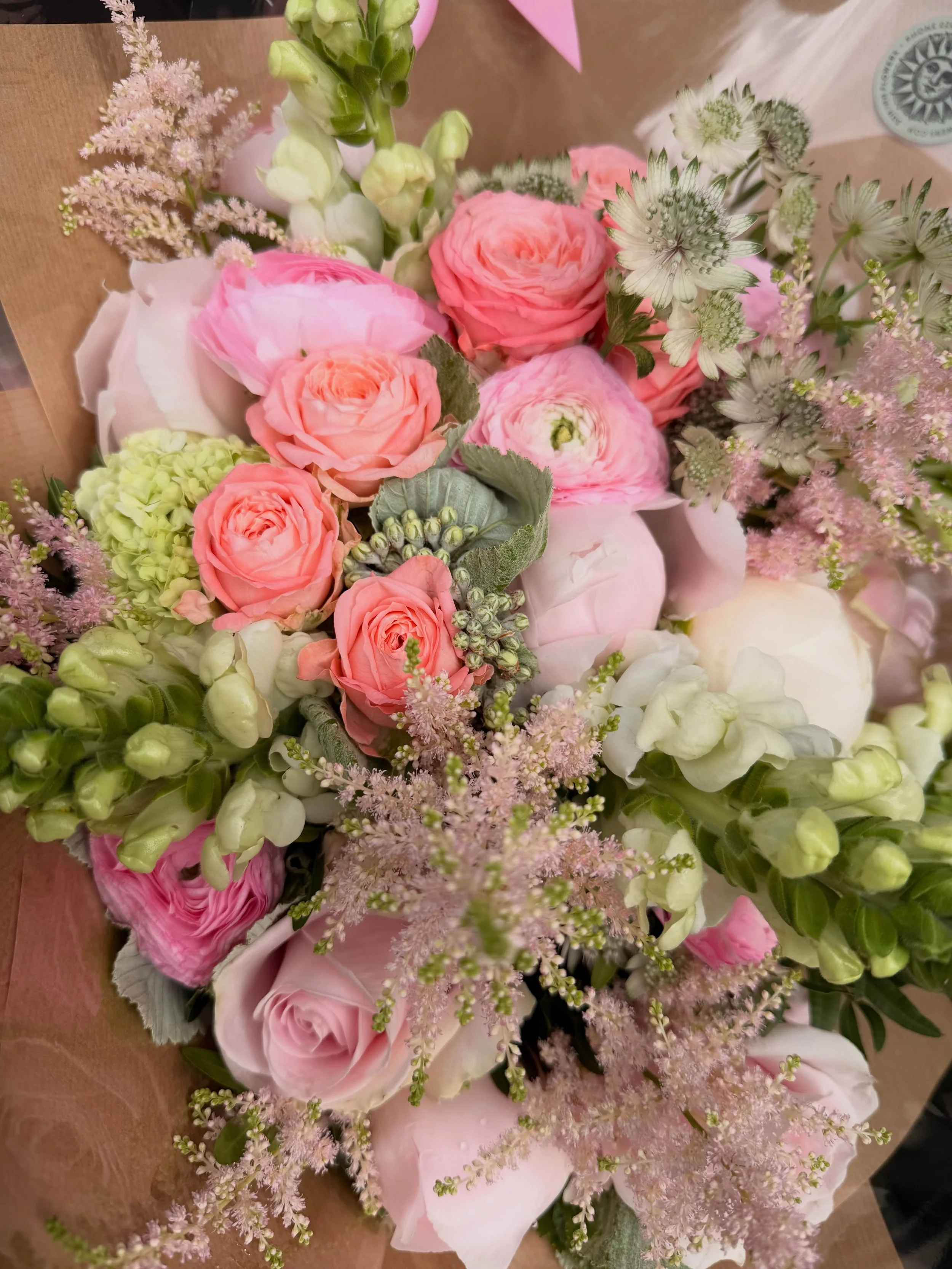 MONDAY MAGIC 🌸 

So much colour and floral fabulousness at this time of year, as we cartwheel into a sunny summer 🤸&zwj;♂️🌞 

All of our luxurious flowers and plants come directly from the market, hand chosen by us from the very best suppliers. Fr