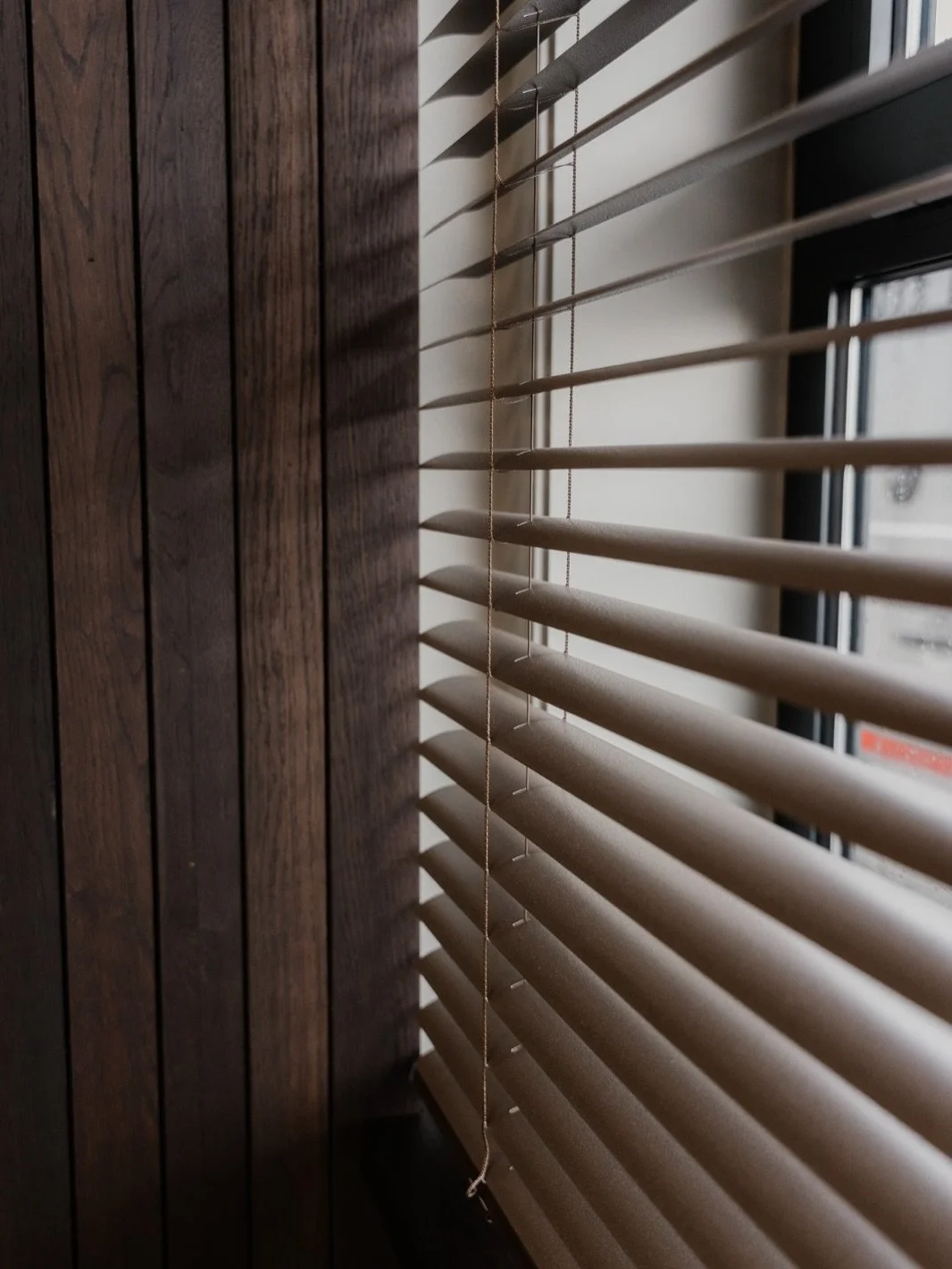 Bij Kick Studio denken we niet alleen mee over het ontwerp, maar helpen we ook bij de realisatie. Zo kun je bij ons ook terecht voor raamdecoratie die perfect aansluit bij jouw interieur.

Benieuwd naar de mogelijkheden voor jouw woning of kantoor? S