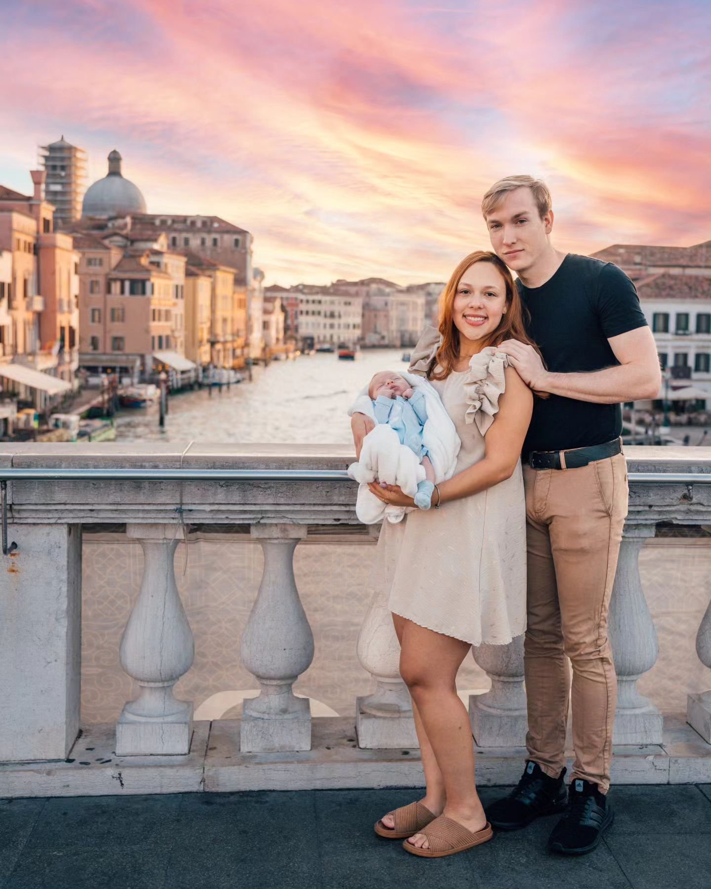 The most beautiful sunrise session in Venice😍 Thanks to these three for waking up at the crack of dawn for this shoot! It's always best to get here super early in the morning to avoid the crowds -- and it was worth it!✨️