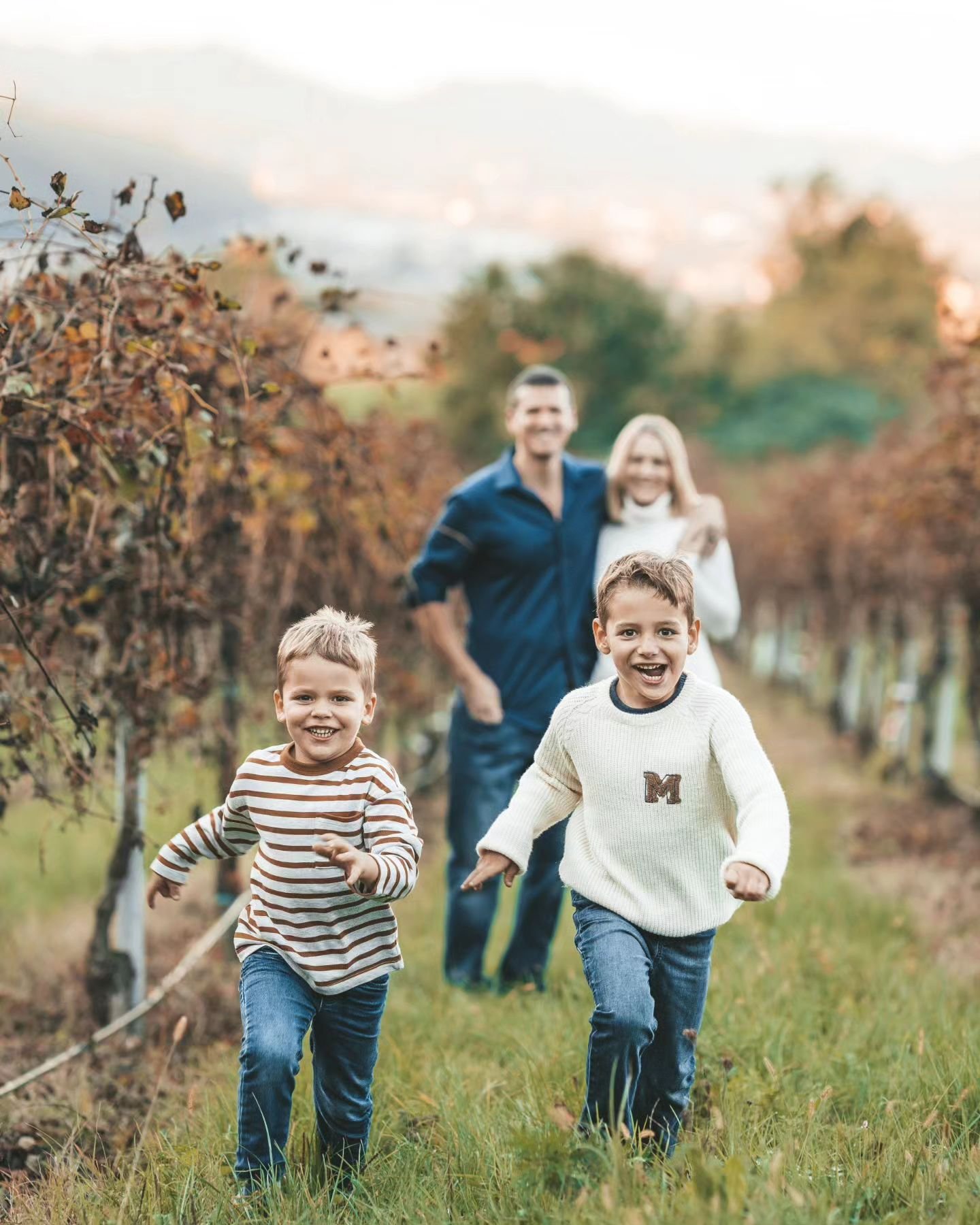 Sometimes you have to turn photoshoots into games, but it makes for the best candid photos😁 had a blast photographing this family!🤍