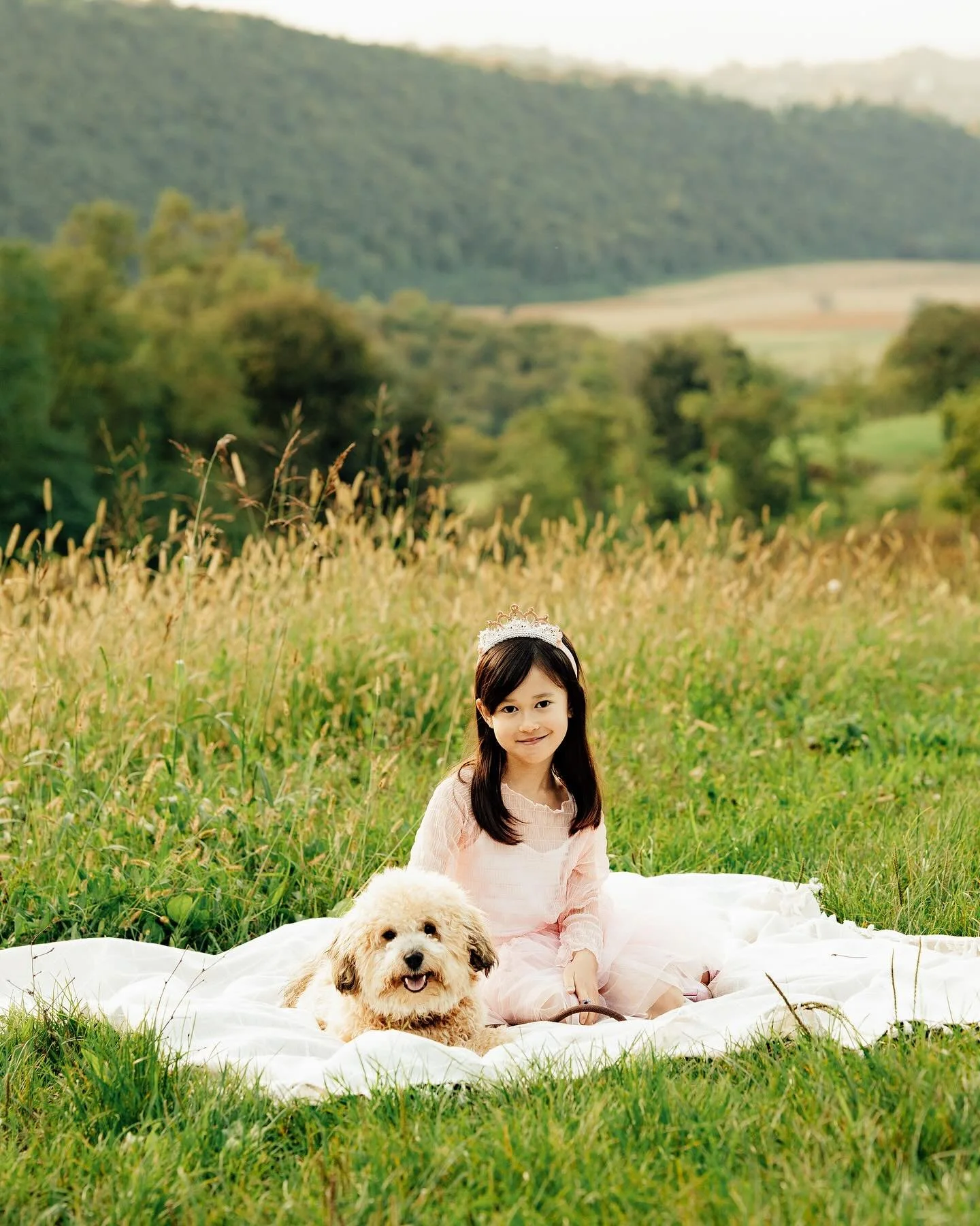 A ballerina-princess and her pup 👑🐶 Vineyard season is almost over if you&rsquo;re interested in a session here before the end of the year!🍂✨

🔎: Italy photographer | Italy family photographer | Vicenza photographer