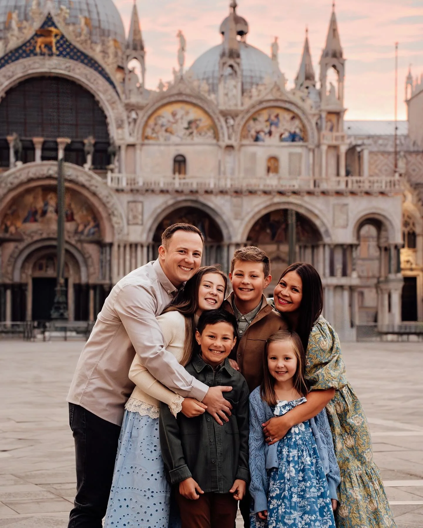 A perfect sunrise in Venice roaming St. Mark&rsquo;s Square ✨ Now that tourist season is over, it&rsquo;s the perfect time to have a session in Venice! I recommend the most popular spots at sunrise, but if you don&rsquo;t wanna get up early I have so