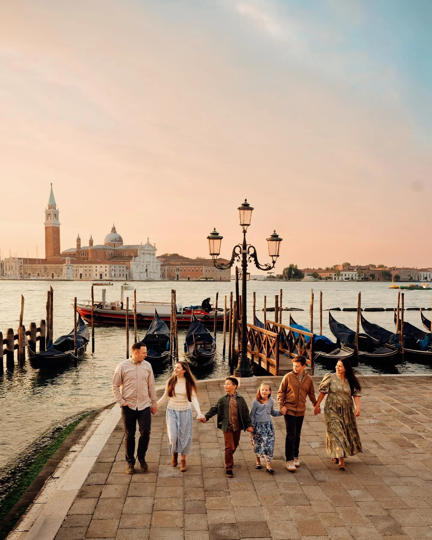 Sunrises in Venice✨ Originally had our session booked for the following morning, but heavy rain was forecasted. I&rsquo;m so glad this family was flexible enough to switch to the day before, and we had an incredible sunrise!😍

🔎: Italy photographer