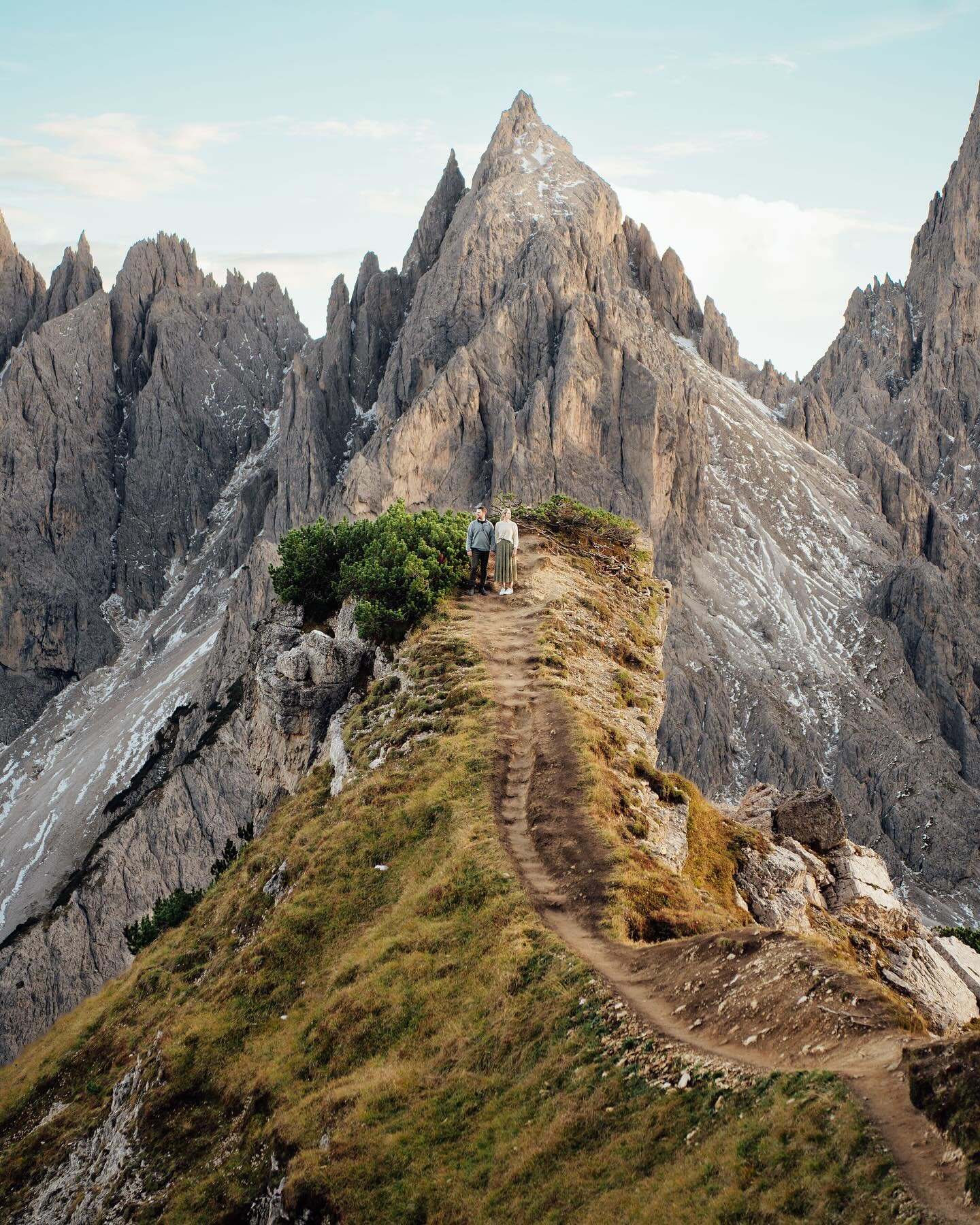 Pacific Northwest friends in Italy✨ My friends @taylorduncanphotography and Kristen came out to visit the Swiss and Italian Alps so I met up with them for a short hike at Cadini di Misurina in the Dolomites! It was great catching up and we had a beau