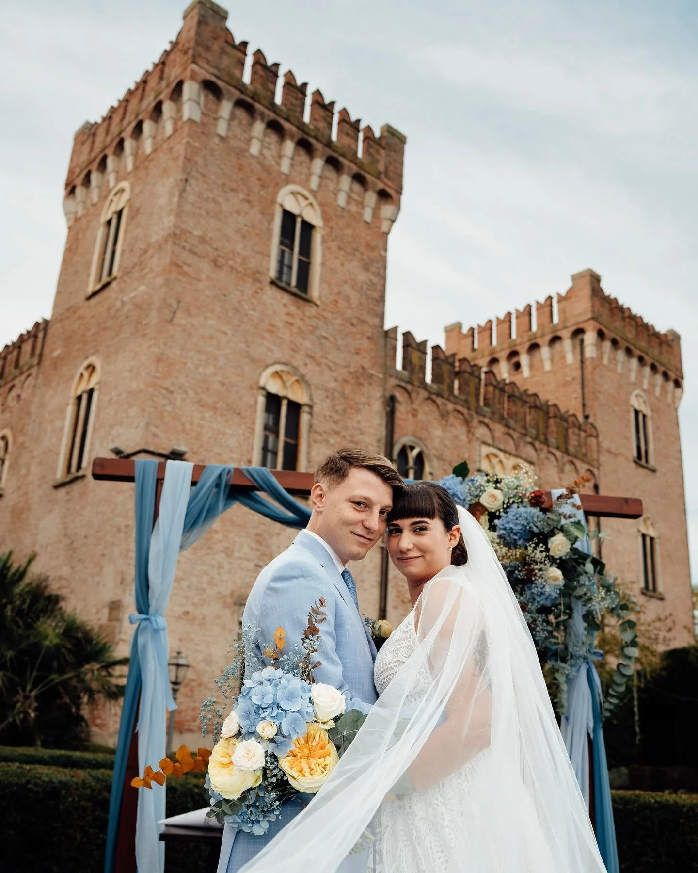 Elizabeth &amp; Montgomery✨ Castello Bevilacqua was built in 1336, and it was a stunning backdrop for these two to share their vows for forever🤍 Honored to have captured your day in such a beautiful place!

🔎: Italy wedding photographer | Verona ph