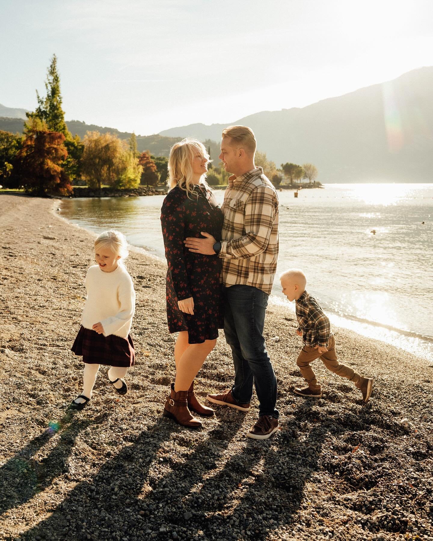 Autumn mornings at Lago di Garda✨ For this session I decided to shoot documentary style; we play games and I simply capture the moment, rather than a series of poses. It makes for great candid shots and wonderful memories🥰

🔎: Italy family photogra