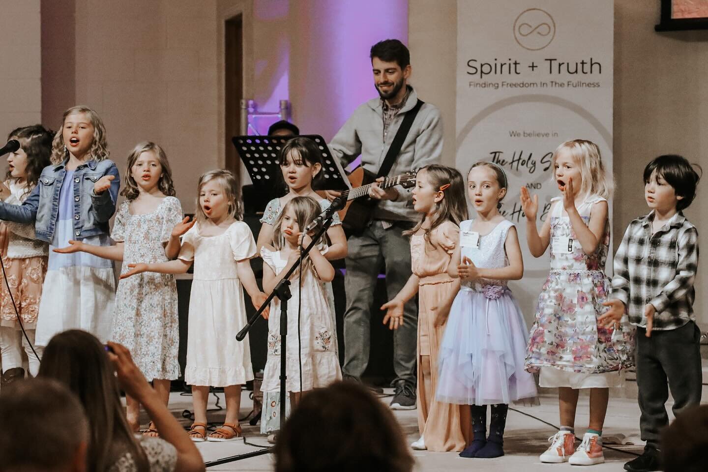 Reflecting on an unforgettable Resurrection Sunday service filled with joy, worship, and transformation! 🙏✨
 Highlights included a heartwarming performance by S+T Kids Ministry, soul-stirring worship, Pastor @realrobbray enlightening apologetic defe