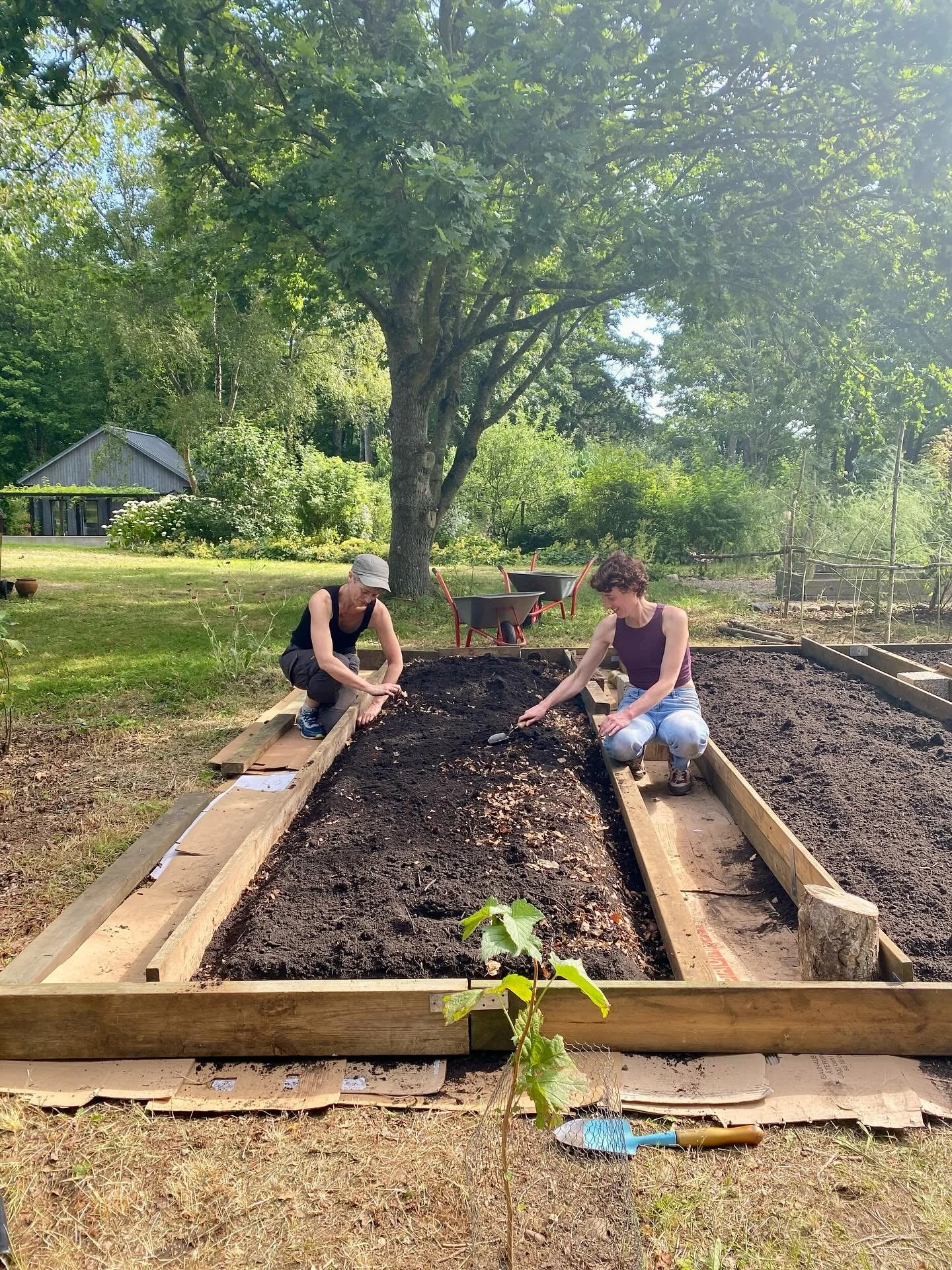 Nothing like hard work outdoors to give you a healthy appetite. Day 5 of our little work retreat and the garden is looking lovely 😁
