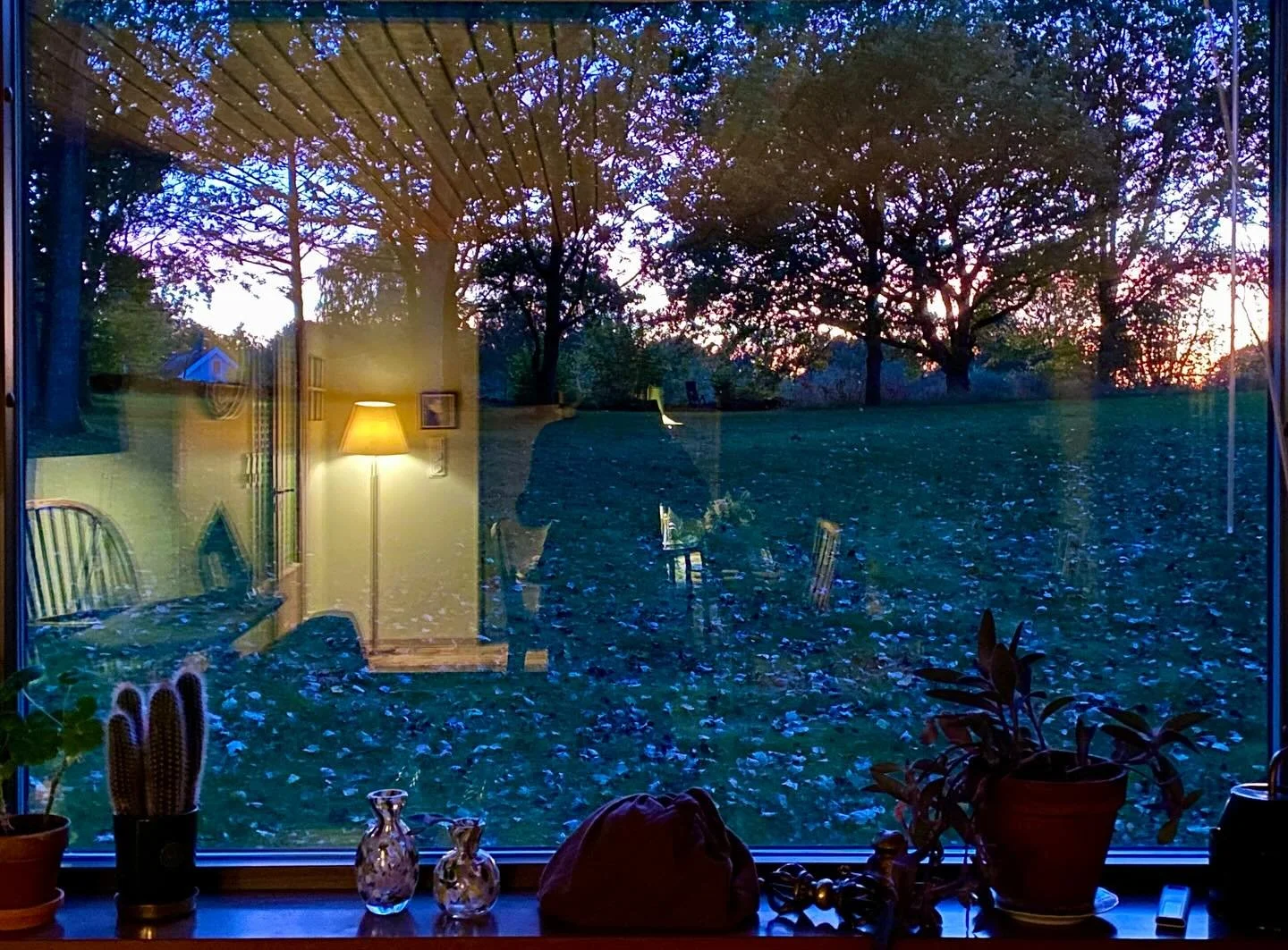 Room with a view. Sunset was around 6.15 today, soon it will be more like 5, then finally on the 22nd of December 3.36pm. But what beauty. Perhaps time to go curtain shopping?